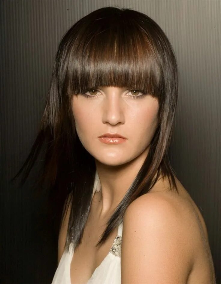 Прямая челка на каскад фото Medium Hairstyles To Make You Look Younger Fringe hairstyles, Medium hair styles