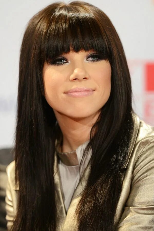 Прямая челка на средние волосы фото Celeb inspiration - Carly Rae Jepsen - Love her hair color and bangs Long layere