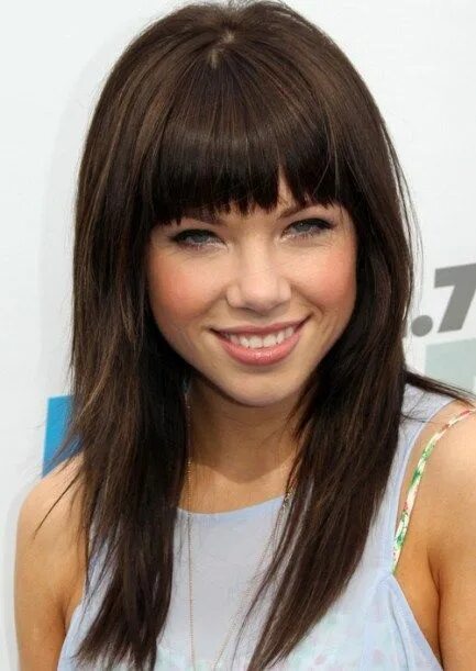 Прямая стрижка с косой челкой 25 Best Fringe Hairstyles to Refresh Your Look Long hair with bangs, Fringe hair