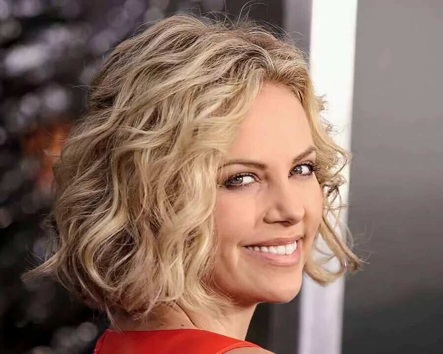 Прямая укладка на средние волосы фото Charlize Theron Curly bob hairstyles, Short curly hair, Medium curly hair styles