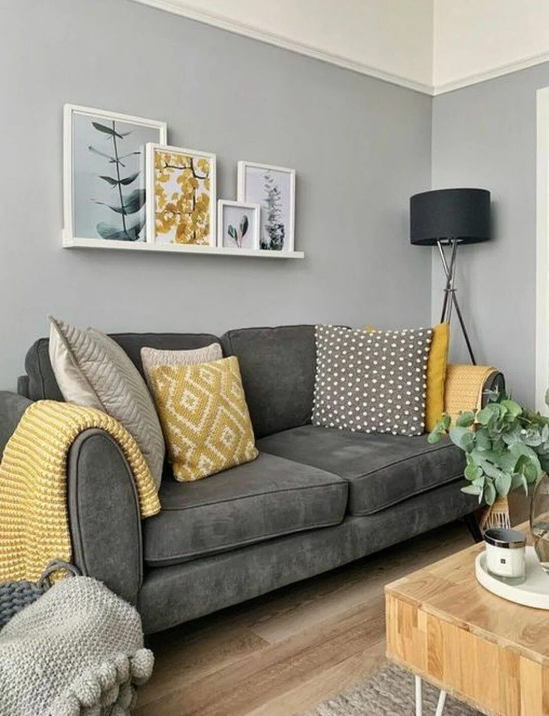 Прямой серый диван в интерьере гостиной Yellow and grey in 2024 Yellow living room, Living room design yellow, Mustard l