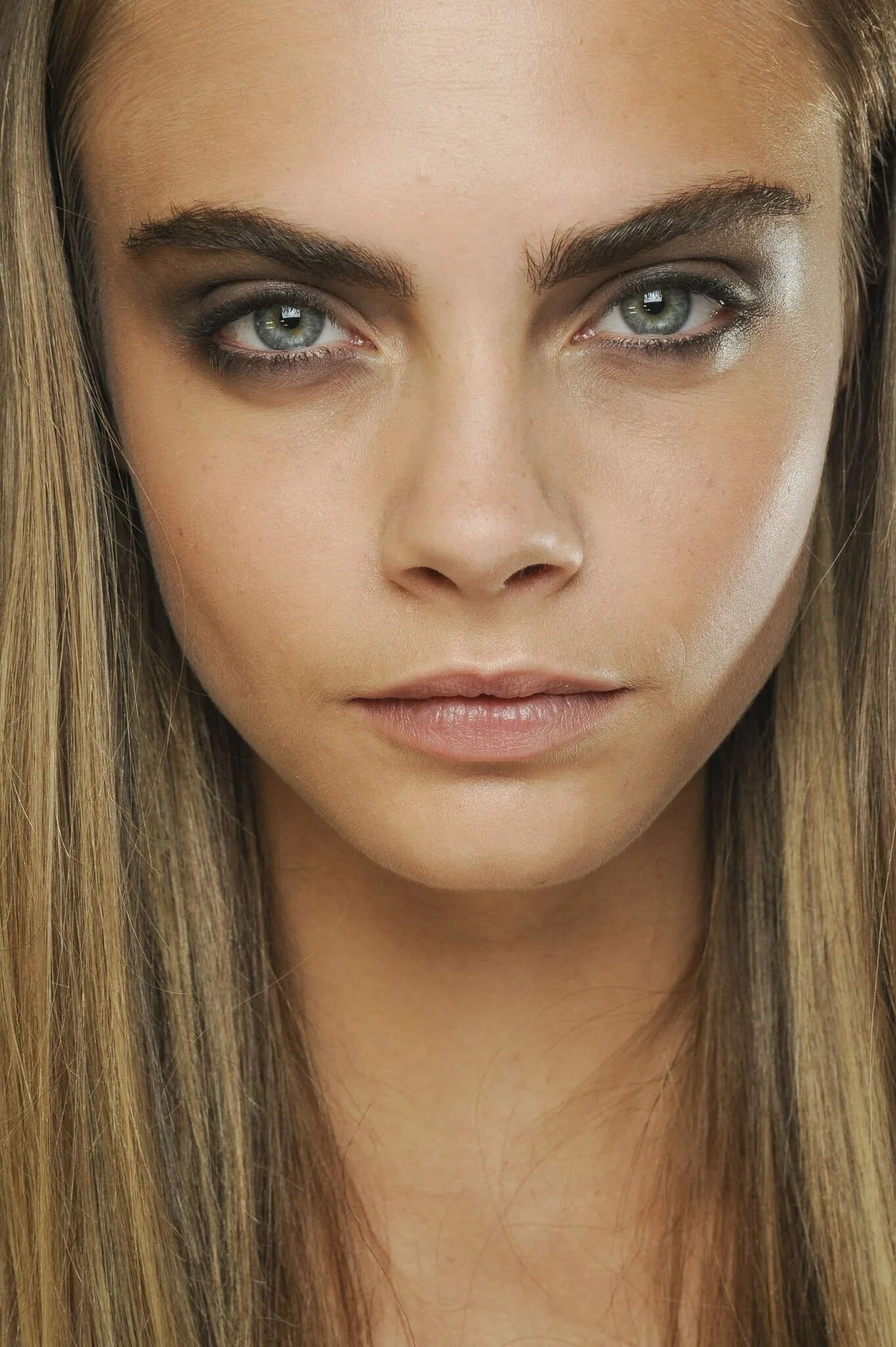 Прямые брови у девушек фото Carolina Herrera Spring 2013 Cara delevingne, Cara delvingne, Cara delevigne