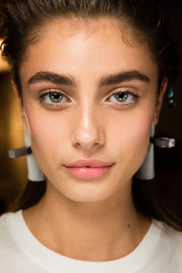 Прямые брови у девушек фото Related image Taylor marie hill, Eyebrow makeup, Taylor hill