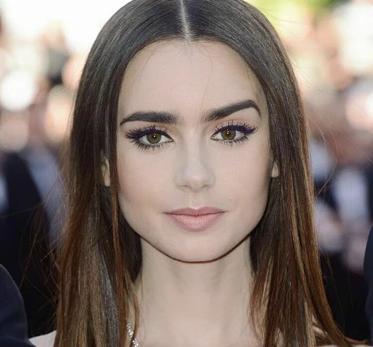 Прямые брови у девушек фото Pin em Lily Collins Cabelo fácil, Cabelo, Penteados