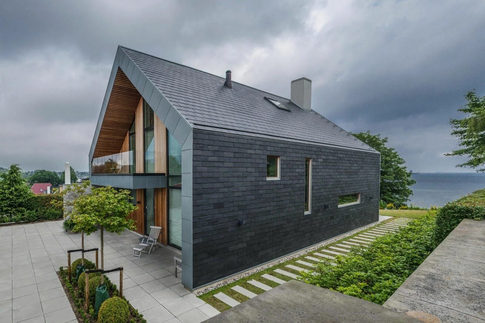 Прямые крыши частных домов фото Natural slate for a smooth Scandinavian design Scandinavian house design exterio