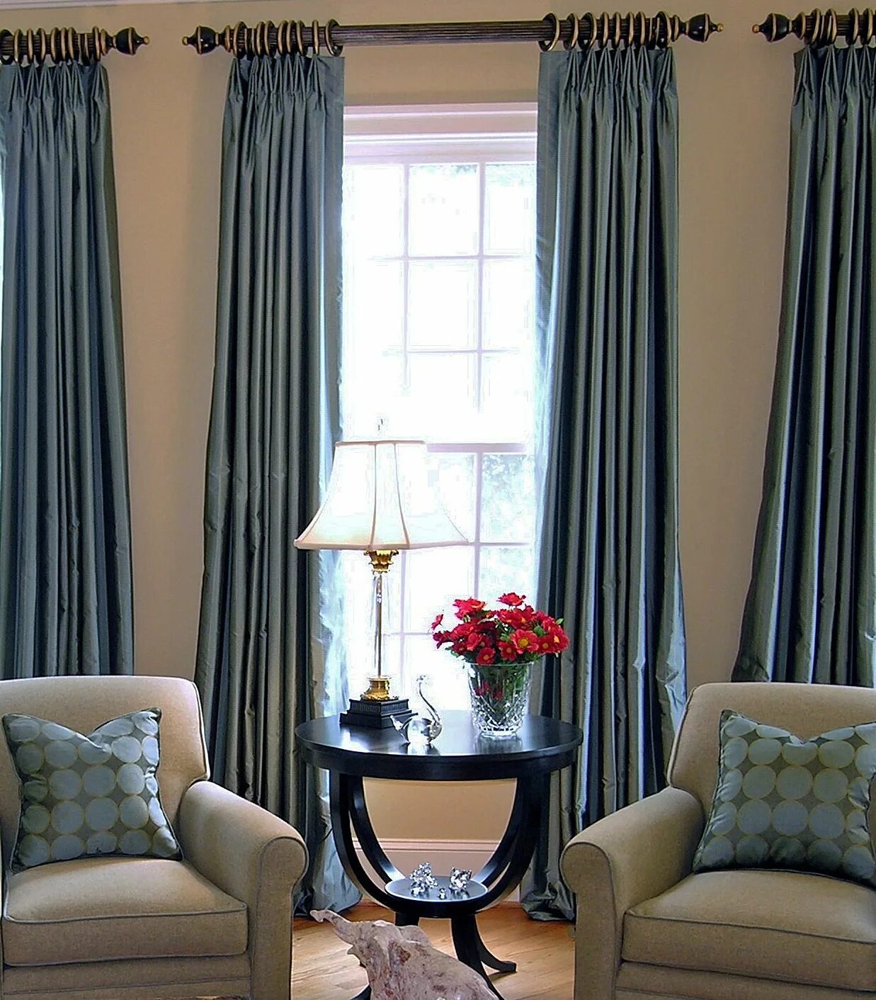 Прямые шторы в интерьере Beautiful silk window treatments Living room drapes, Window treatments living ro