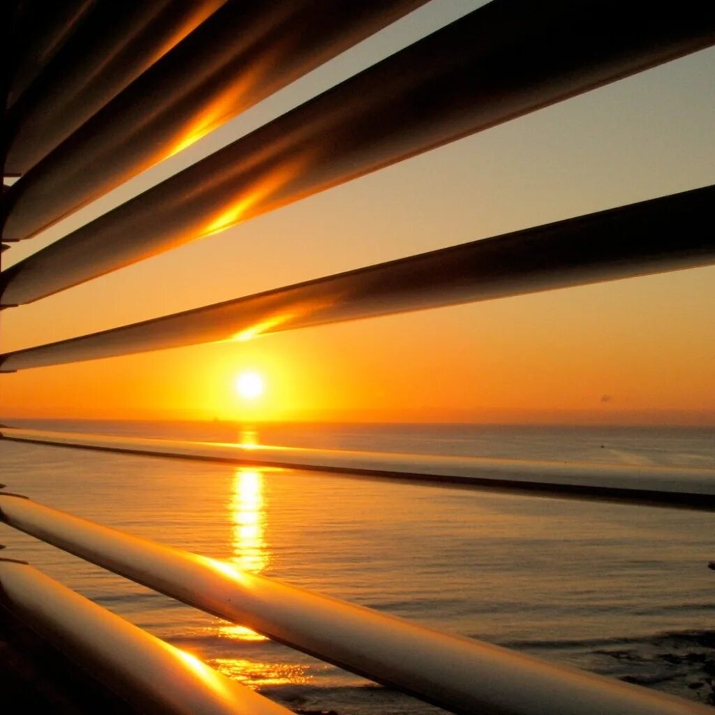 Прямые солнечные лучи фото View of the sunset through the blinds Desktop wallpapers 1024x1024