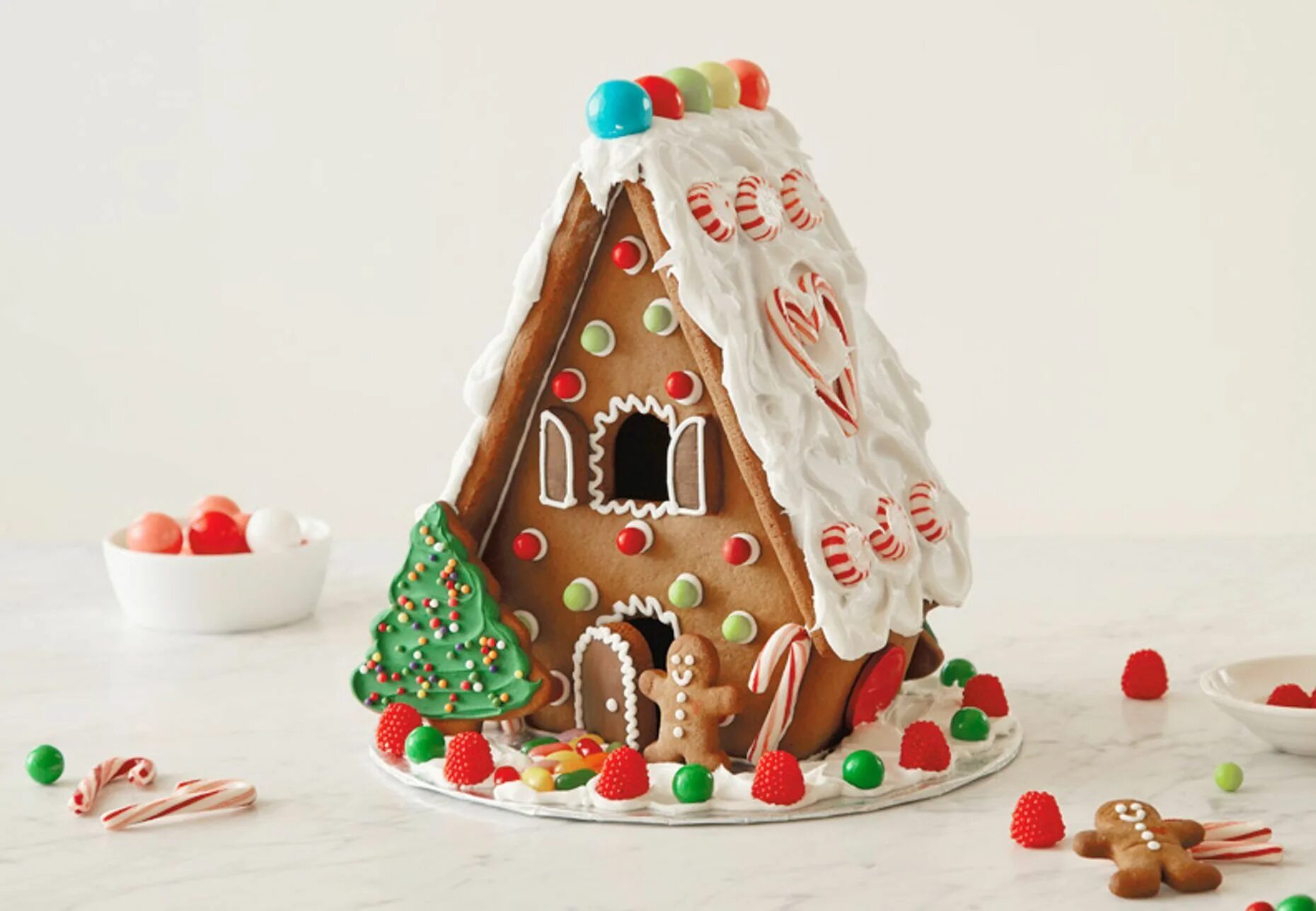 Пряничный домик просп мира 88а калининград фото Jul - alt om julepynt, julegaveidéer og flotte juledekorationer Gingerbread hous