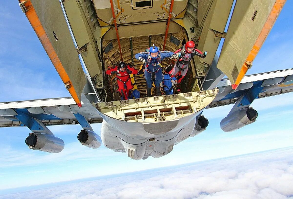 Прыжки самолета фото Файл:Skydiving from a Ukraine Air Force Ilyushin Il-76MD.jpeg - Вікіпедія