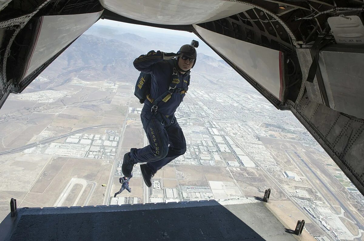 Прыжки самолета фото File:The Leap Frogs train over San Diego. (9971308184).jpg - Wikipedia