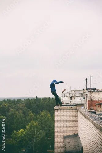 Прыжок с крыши фото Man decides to commit suicide by jumping from a tall building - Adobe Stock で こ 