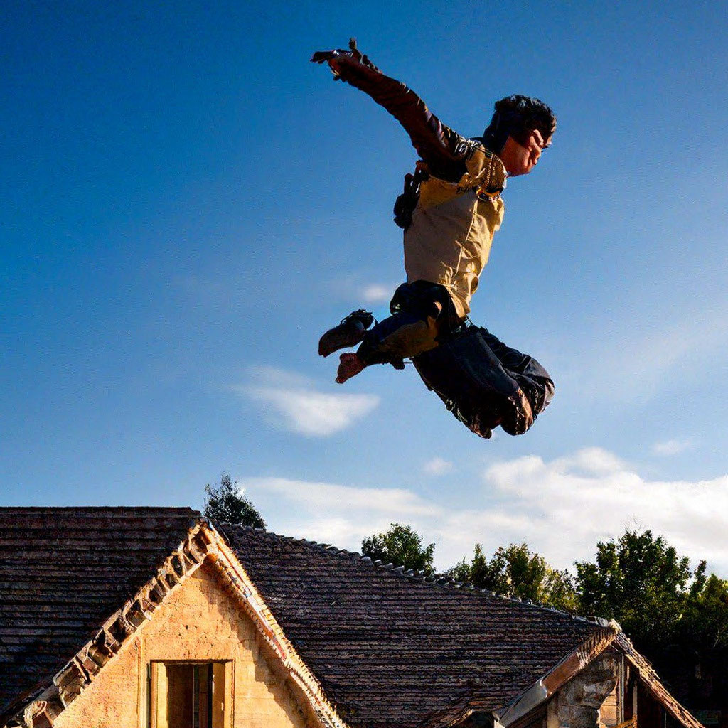 Прыжок с крыши фото "Jump from the roof of the house" - image created in Shedevrum