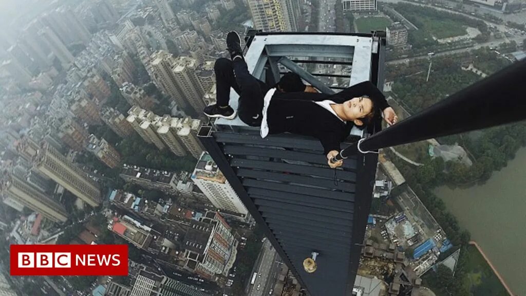 Прыжок с крыши фото Chinese rooftop climber dies in 62-storey fall - BBC News