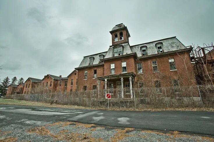 Психбольница фото снаружи Eerie Photos of America's Abandoned Asylums Abandoned asylums, Abandoned places,