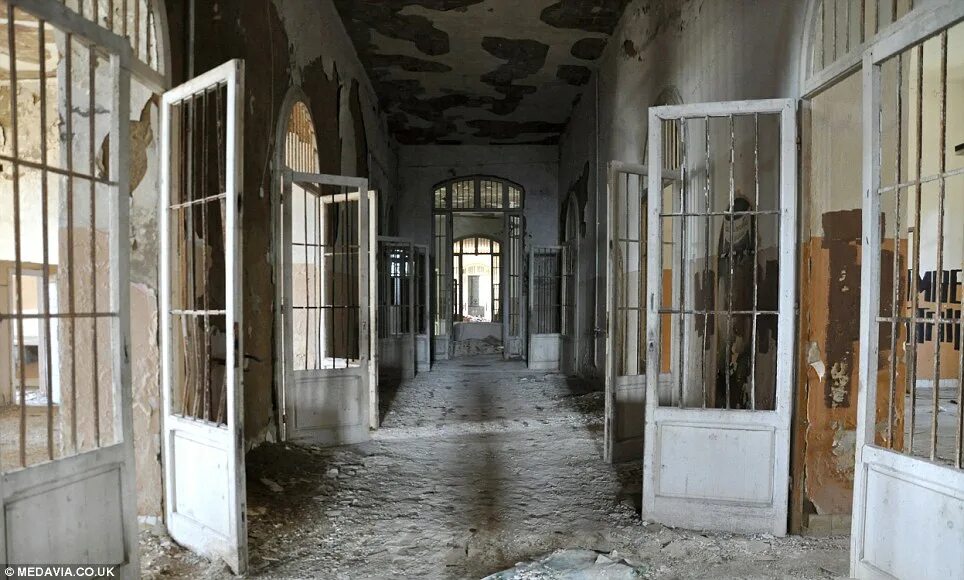 Психбольница фото снаружи Forgotten Italian asylum that was once home to 6,000 patients Daily Mail Online