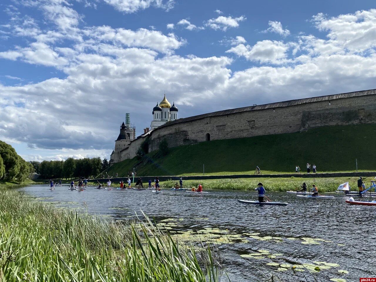 Псков фото города Безумный шляпник, Ковбой и Кальмар: какие костюмы подобрали псковичи для сап-кар