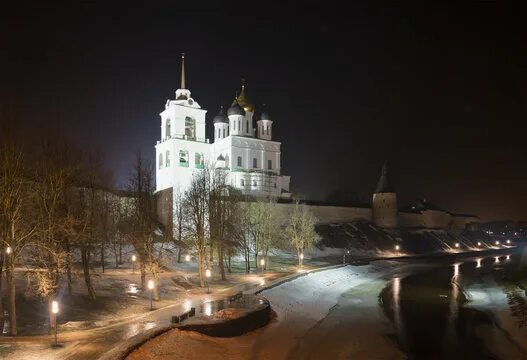 Псков ночью фото Освещённой Изображения: просматривайте стоковые фотографии, векторные изображени