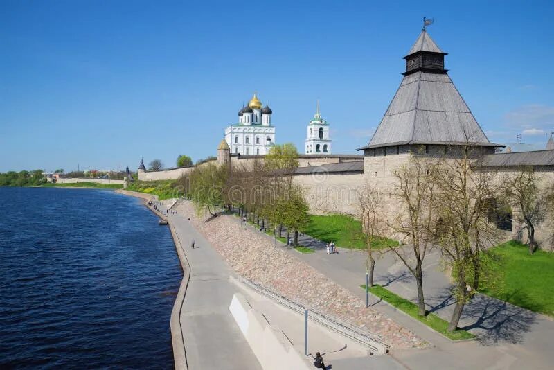 Псков река великая фото Velikaya River Embankment at Walls of the Pskov Kremlin in the May Afternoon. Ps