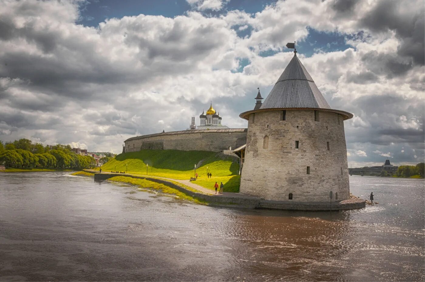 Псков река великая фото Псков майский / Слияние рек Псковы с Великой