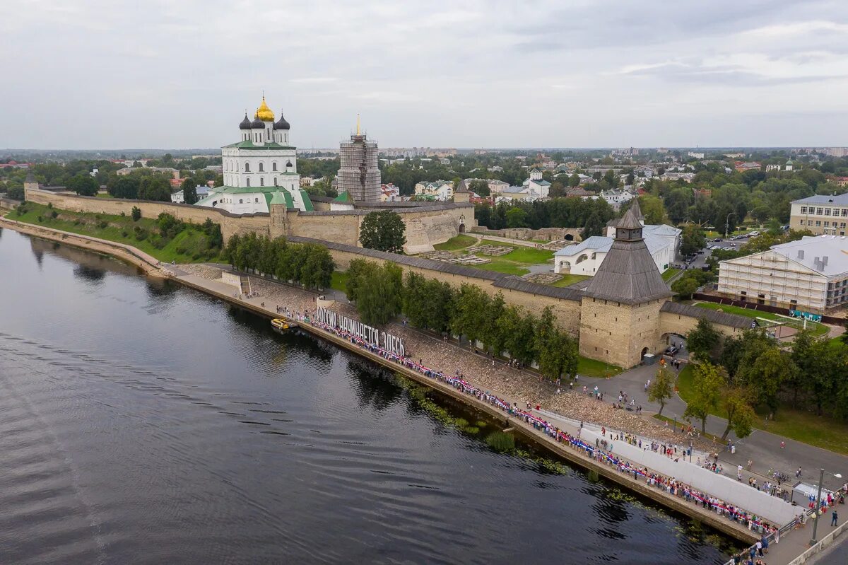 Псковгражданпроект набережная реки великой 6 фото Двухкилометровый российский флаг развернули на набережной Великой. Псков. 22 авг