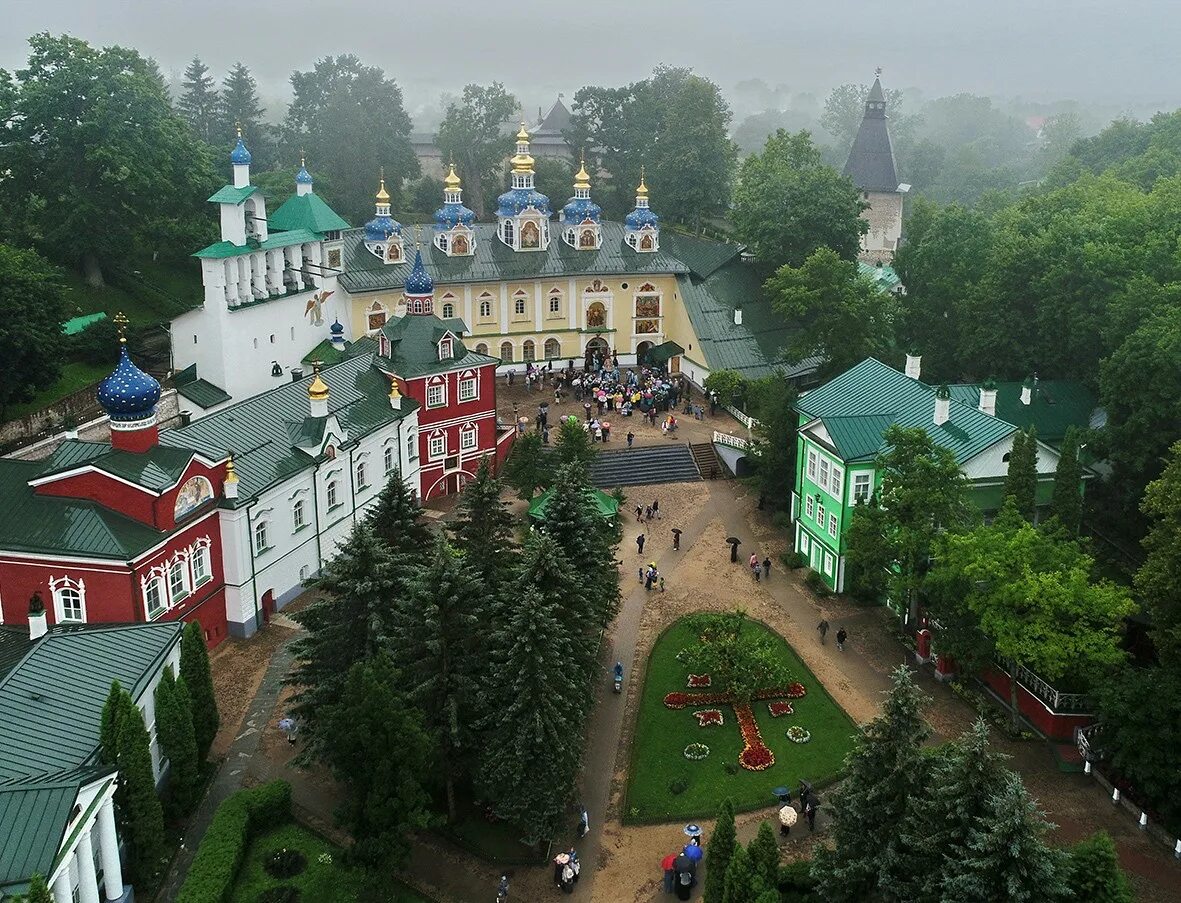 Псково печерский монастырь фото летом Псков. Псково-Печерский монастырь. Изборск - КОВЧЕГ