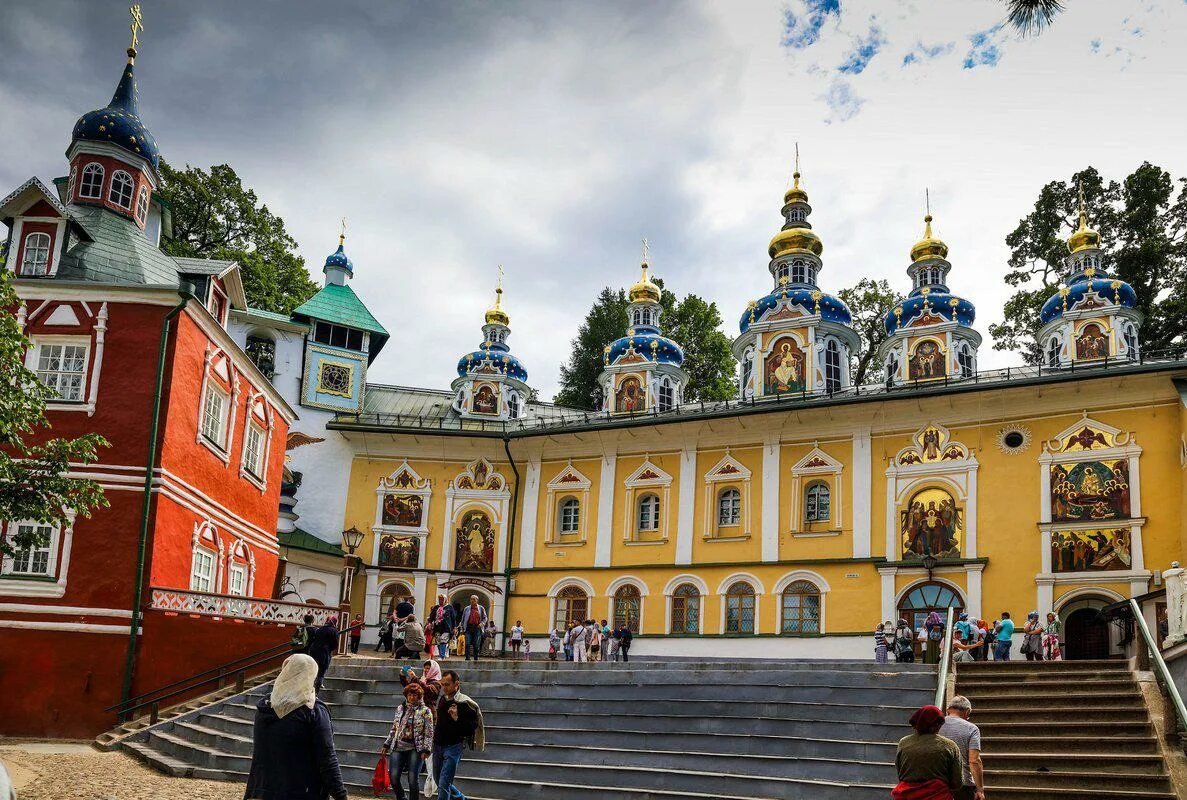 Псково печерский монастырь фото летом The Holy Suspensky Pskov-Pechory Monastery