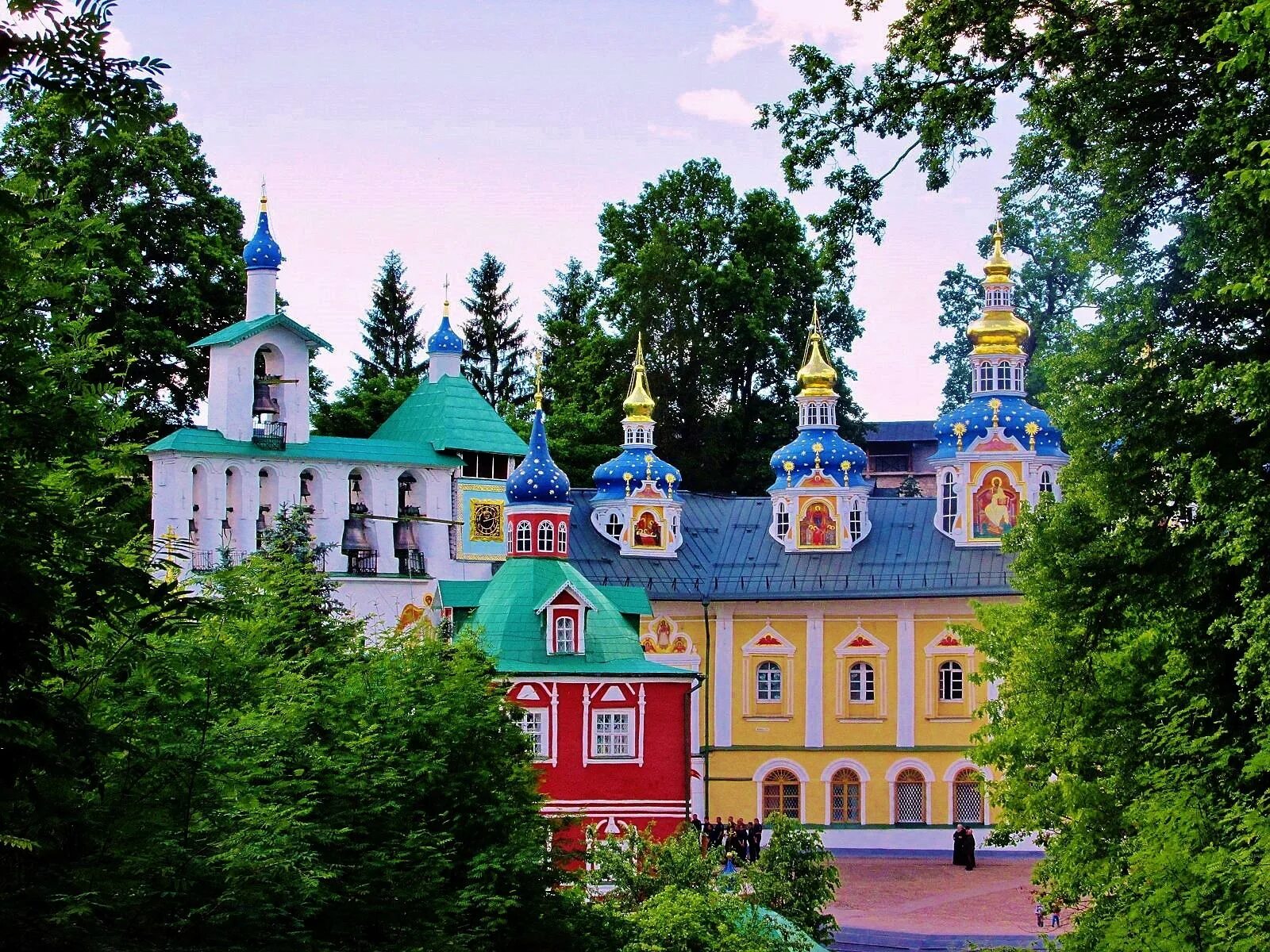 Псково печерский монастырь сегодня фото The Holy Suspensky Pskov-Pechory Monastery