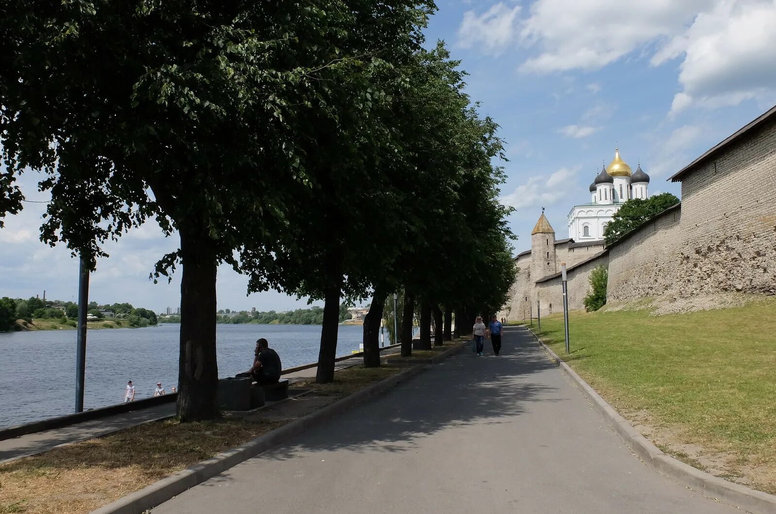 Псковская набережная фото Река Великая, набережная Пскова и легенда о тени Князя и княжне в хрустальном гр