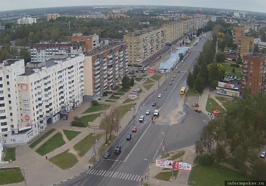 Псковские улицы фото В Пскове на пересечении Рижского и Юбилейной прорвало трубу с холодной водой