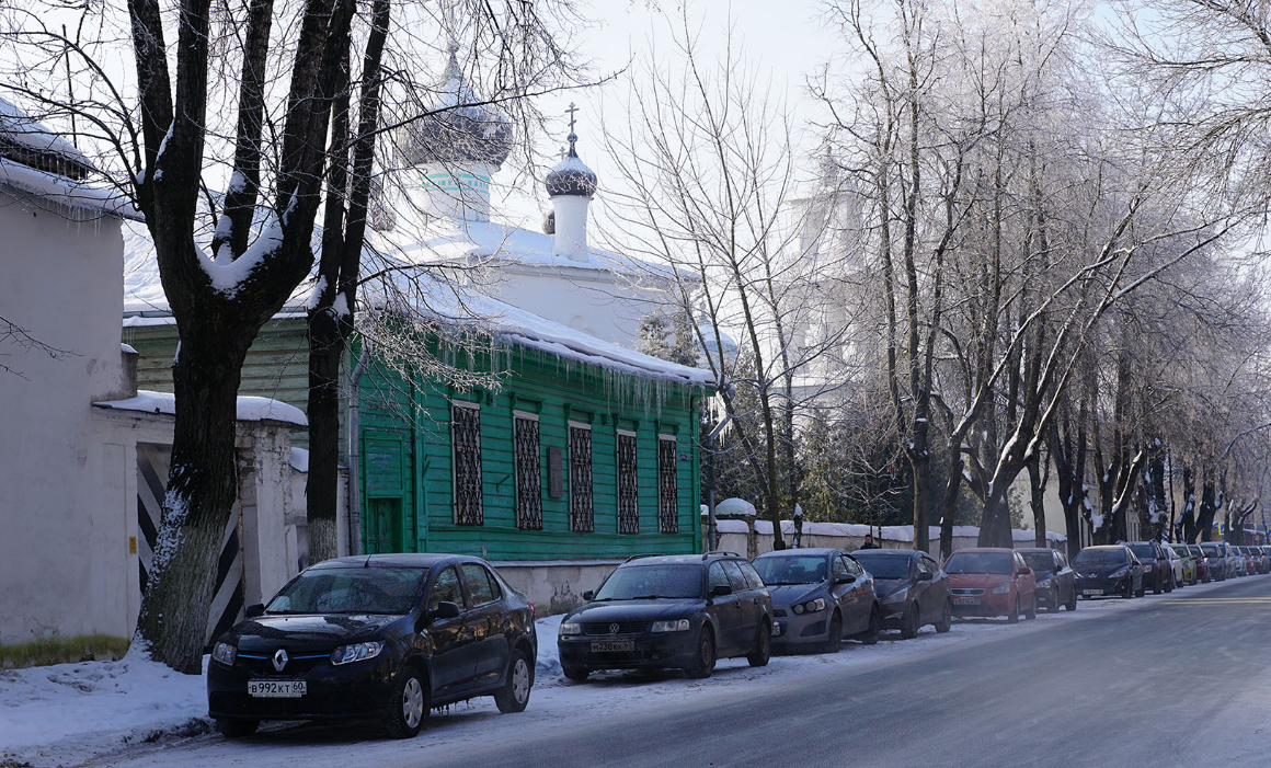 Псковские улицы фото Окулич-Казарин Николай Фомич говорил, что целый день на него смотрит укоризненно