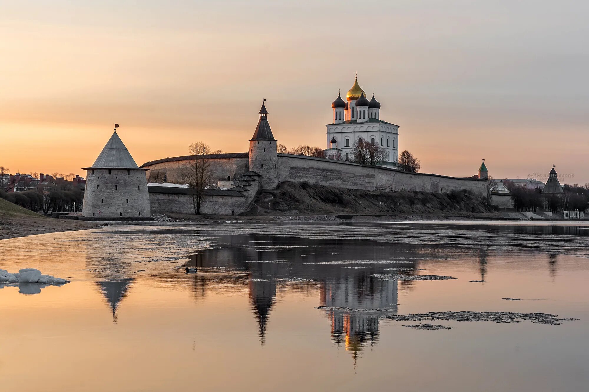 Псковский кремль фото Псковский Кром (Кремль) Viktor Zhelengovskii Клуб Foto.ru