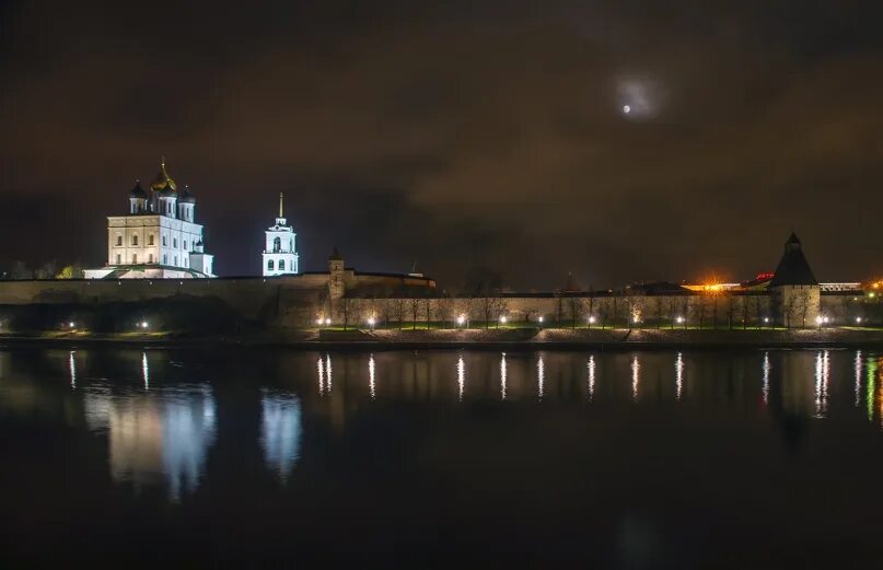 Псковский кремль ночью фото Спокойной ночи, Псков! = ) 2020 Псков. Псковская область. ВКонтакте