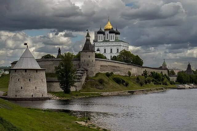 Псковский кремль ул кремль 4 фото File:Ансамбль Псковского кремля, Псков.jpg - Wikimedia Commons