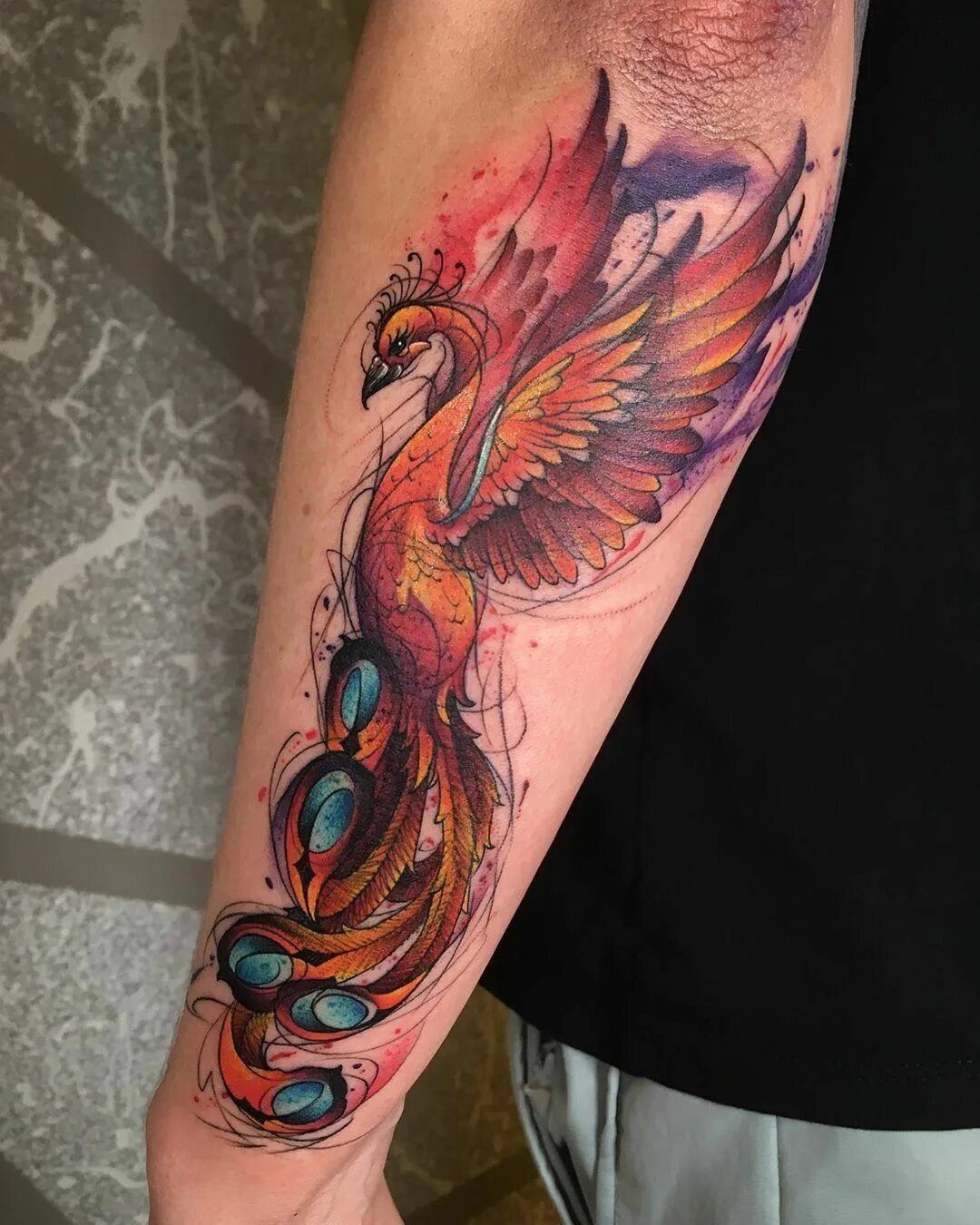 Птица феникс тату фото Fiery Watercolor We love the watercolor-style ink in this piece by Daan Van Den 