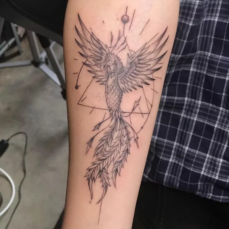 Птица феникс тату фото на руке Phoenix Tattoo by Emrah Ozhan at Fleur Noire Tattoo in Brooklyn New York. Taken 