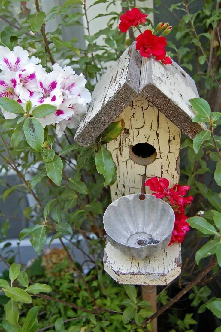 Птицы для дачи своими руками beautiful+colored+birdhouses Painting a Garden Bridhouse Great Beautiful Garden 