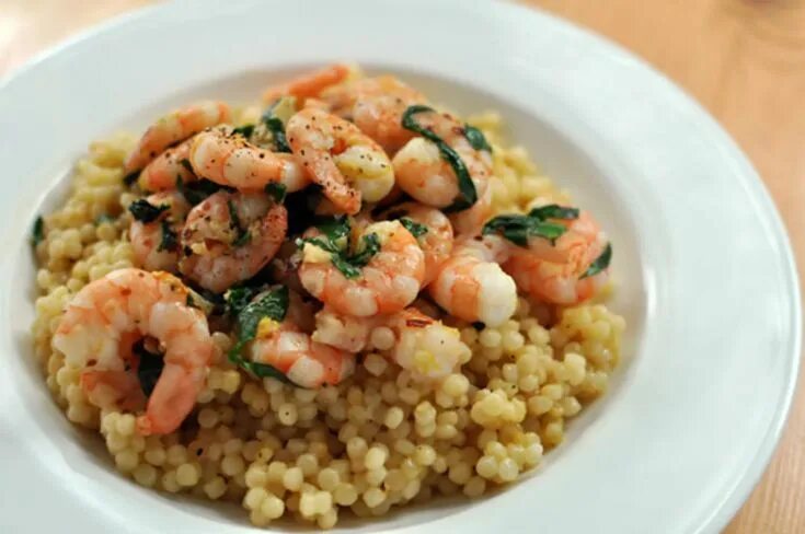 Птитим рецепты приготовления с фото Chili, Lemon, and Basil Shrimp with Israeli Couscous Recipe Quick dinner, Seafoo