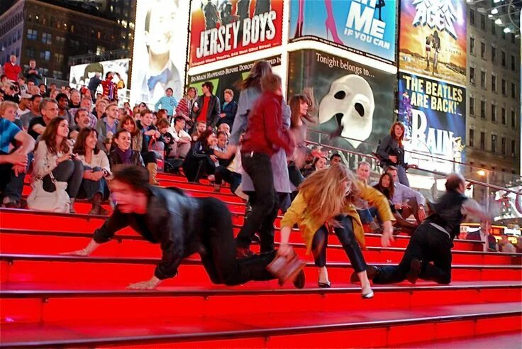 Публика красная ул 70 1 фото #RedStairs #TimesSquare #Falling Nyc, The beatles, Recreation