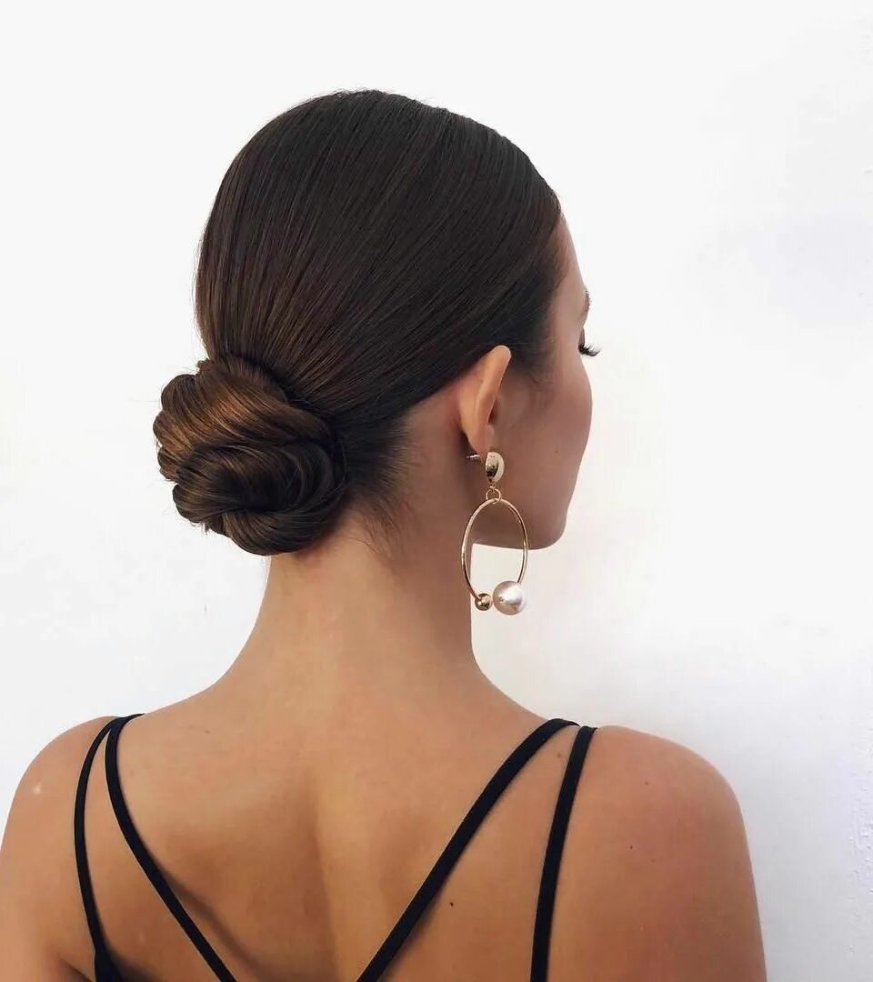 Пучек прическа низкий на средние волосы 60 Trendiest Updos for Medium Length Hair Coiffure chignon bas, Tendances coiffu