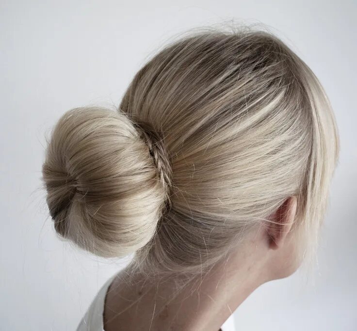 Пучки волос прически Big Perfect Bun - I like the idea of using a braid to hide bobby pins! Donut bun