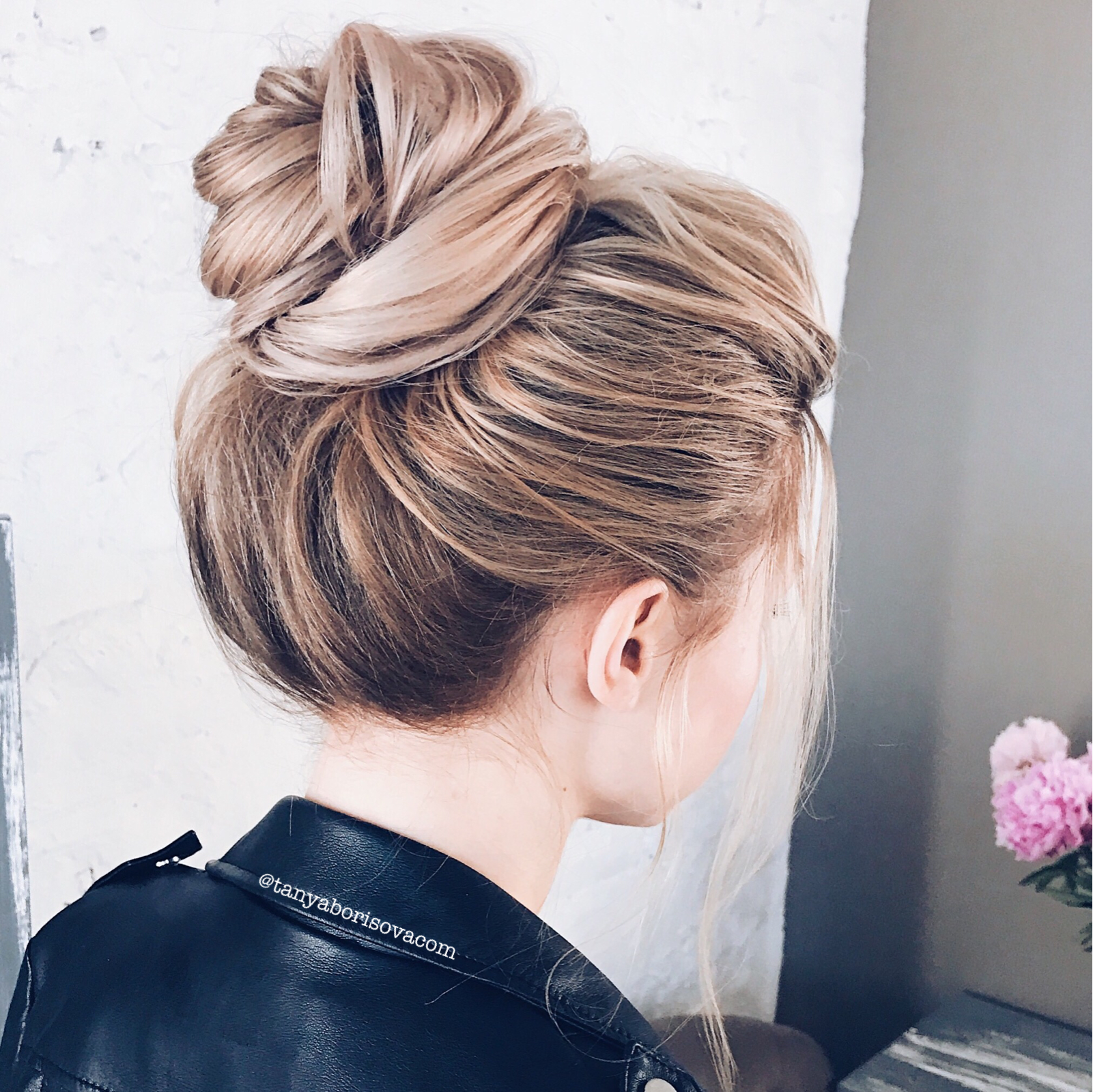 Пучки волос прически Стильный объёмный высокий пучок/узелок. Hair bun for a long blond hair Идеи прич