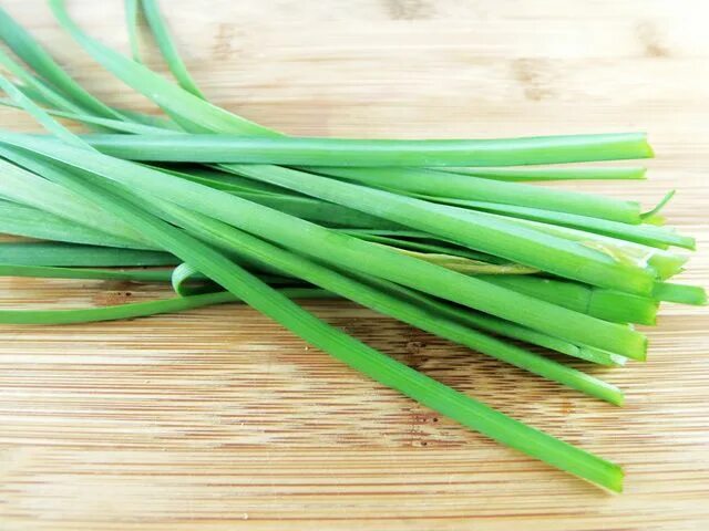 Пучок лука фото Make This Tasty Garlic Chive Butter in a Snap Recipe Garlic chives, Garlic, What