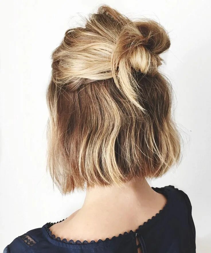 Пучок на каре фото @kristin_ess on Instagram: "Calling all bobs + lobs! 5 minute hairstyles on @the