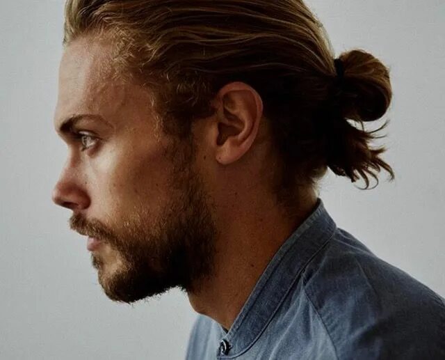 Пучок волос мужская прическа Pin on people homme Man bun hairstyles, Bun hairstyles, Long hair styles men