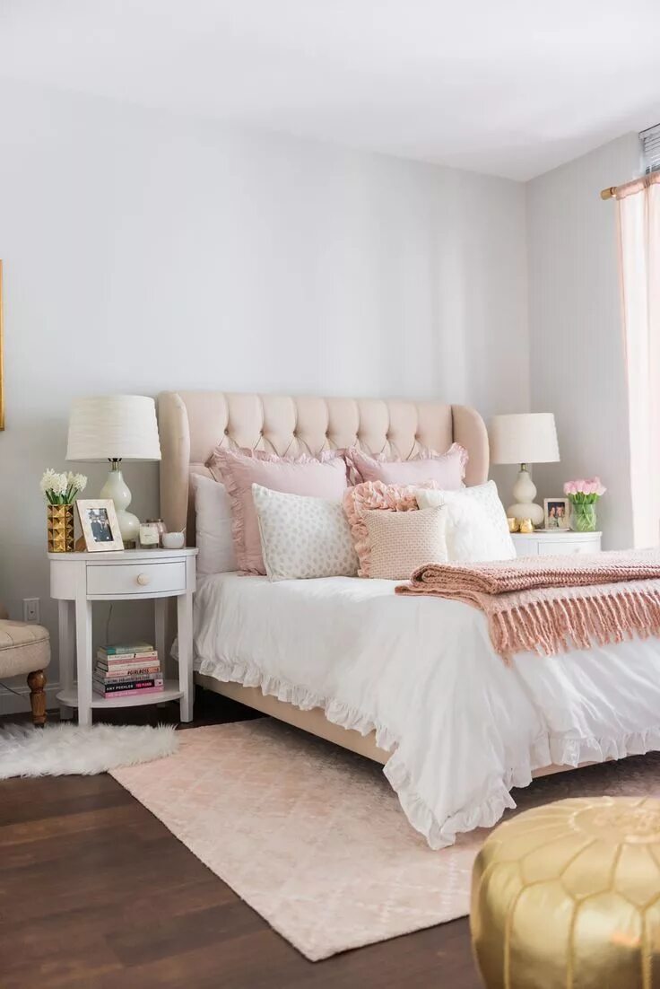 Пудровая кровать в интерьере спальни A Parisian Chic, Blush Pink Bedroom - bows & sequins Glamourous bedroom, Pink be