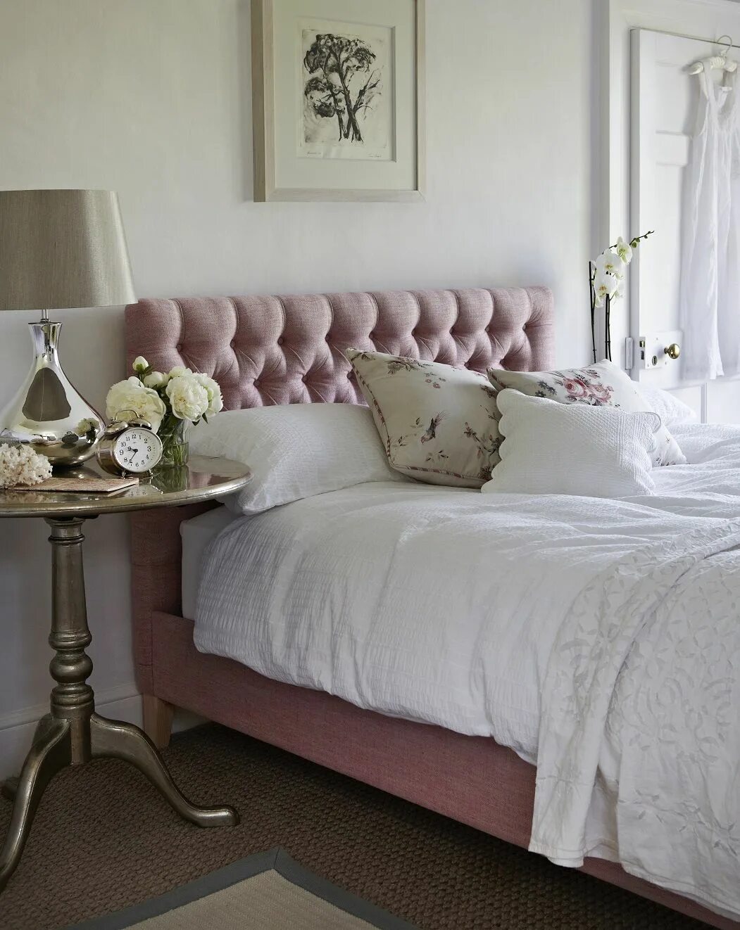 Пудровая кровать в интерьере спальни how to: style blush pink Upholstered beds, Home, Pink headboard