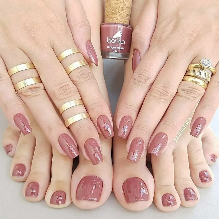 Пудровые ногти дизайн Image may contain: one or more people and closeup Toe nail color, Shiny nails de