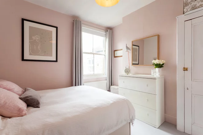 Пудровые обои в интерьере Houzz Tour: At Home With... Charlotte Duckworth of Life by Lotte Eclectic bedroo