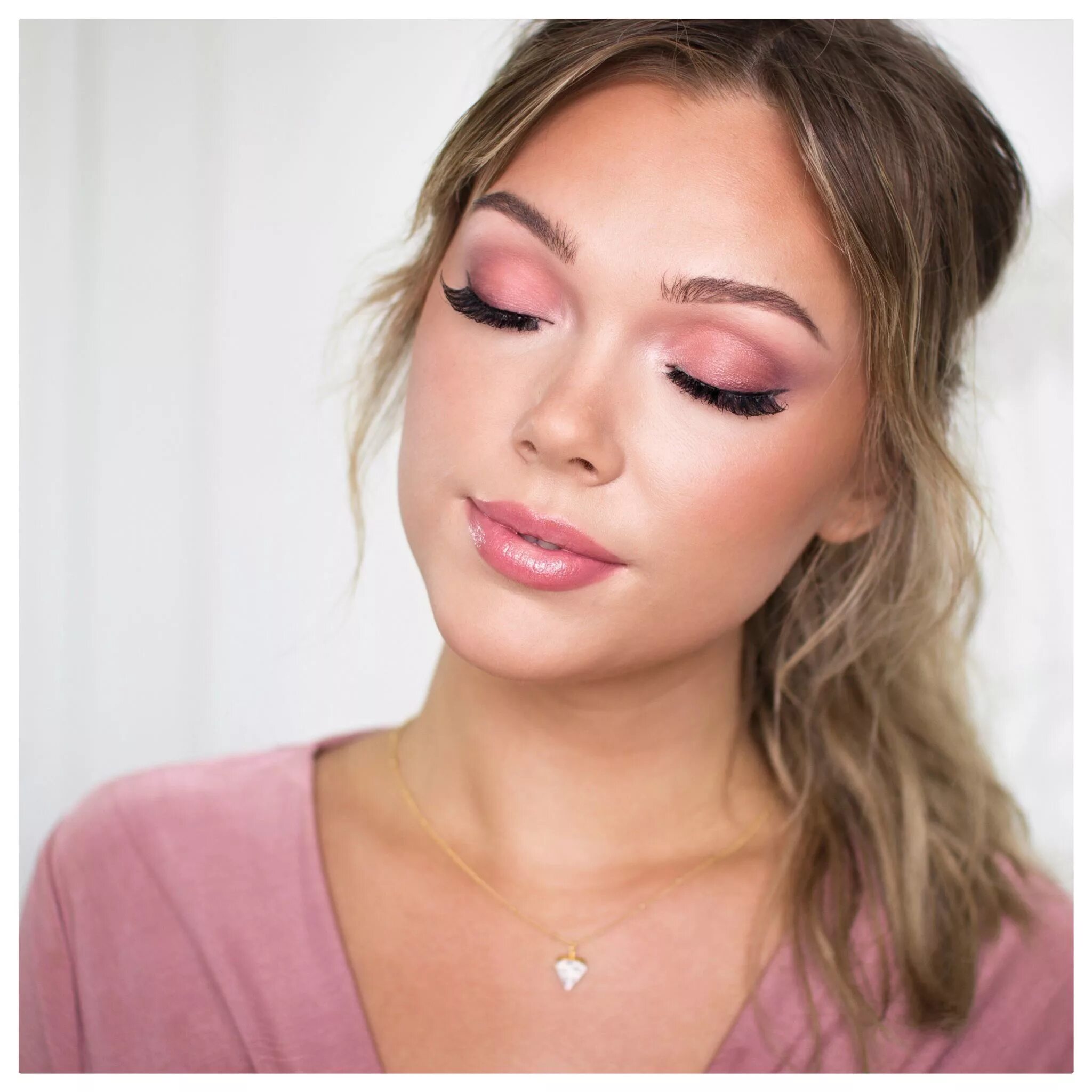 Пудровый макияж фото Stephanie Swan Monochromatic makeup, Simple makeup looks, Gorgeous makeup