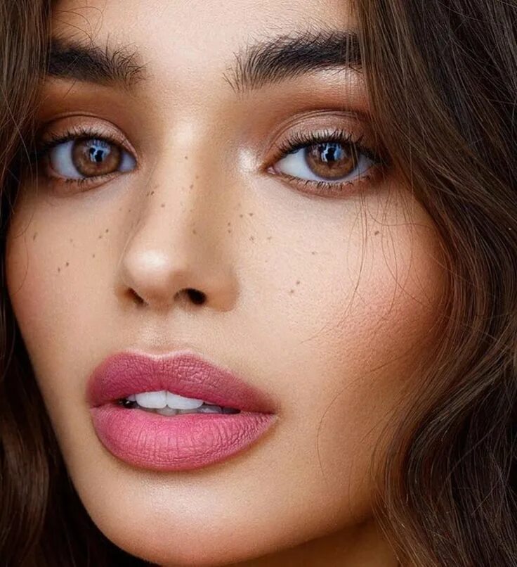 Пухлые губы без макияжа Image may contain: one or more people and closeup Pink lips, Natural makeup, Blo